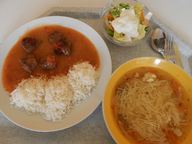 vývar se zeleninou, cikánská hovězí pečeně rýže