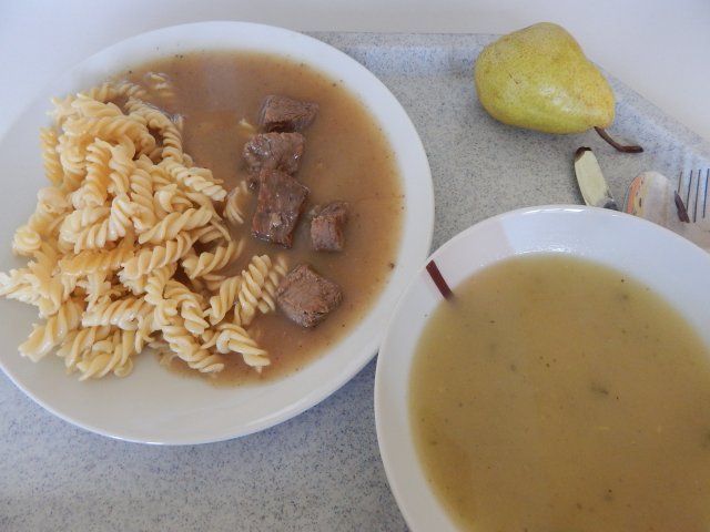 cuketová polévka, vepřové na kmíně, těstoviny