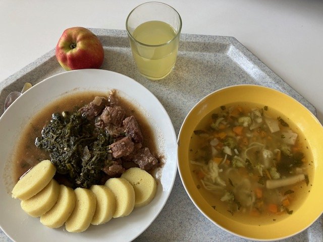 vývar s těstovinami, hovězí na česneku, bramborové knedlíky, špenát