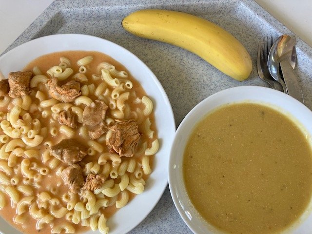 cizrnový krém, kuře na paprice, těstoviny