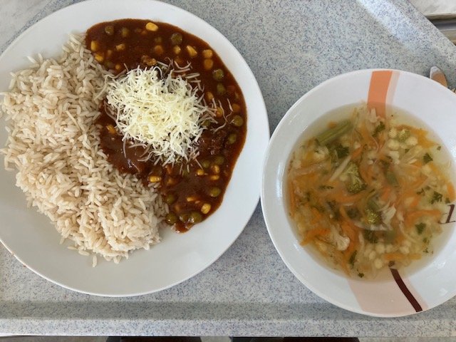 vývar s těstovinami, mexický guláš, rýže