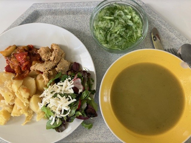 cuketová polévka, krůtí maso se zeleninou, brambory