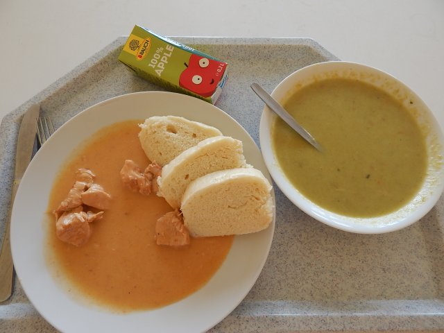 chřestová polévka, krůtí maso na paprice, houskový knedlík