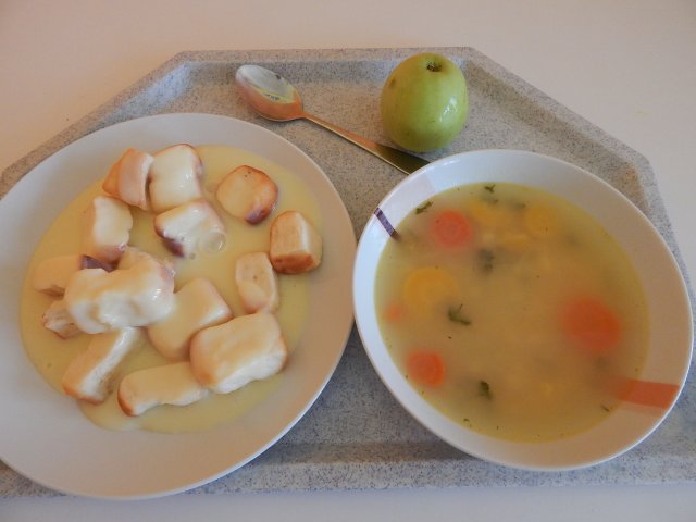 kukuřičná polévka s mrkví, buchtičky s krémem