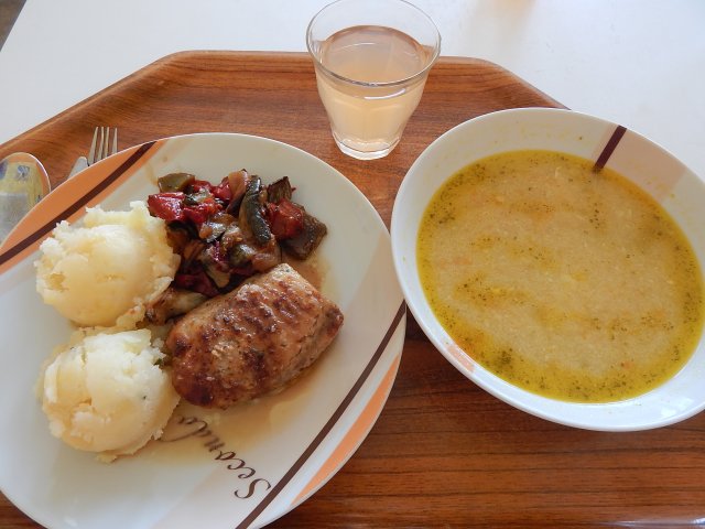 květáková polévka s vejci, sumeček, šťouchané brambory, grilovaná zelenina