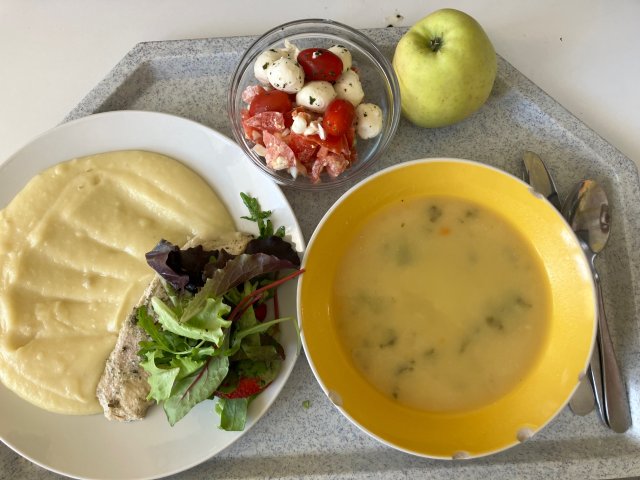 rybí polévka, kuřecí plátek na bylinkách s bramborovou kaší