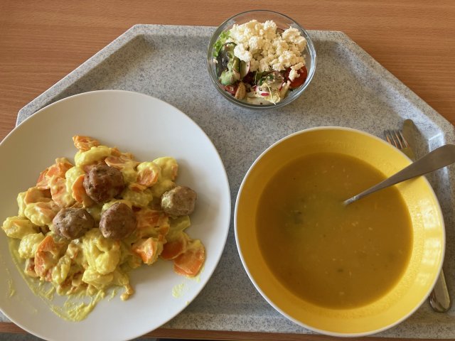 zeleninový krém, masové kuličky s mrkvovým ragů, gnochi