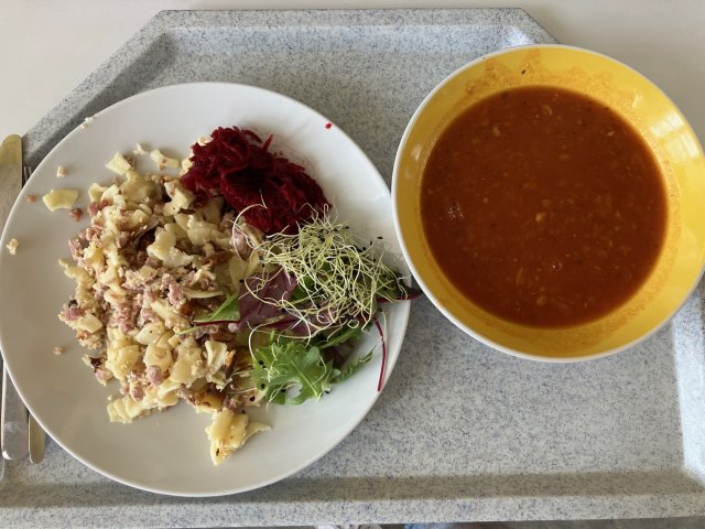 rajčatová s červenou čočkou, šunkofleky