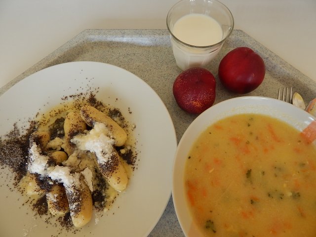 krupicová s vejcem, bramborové šišky s mákem