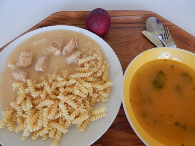 polévka z červené čočky, kuře na paprice, těstoviny