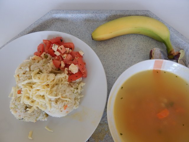 zeleninová polévka, rizoto s cuketou, sýr