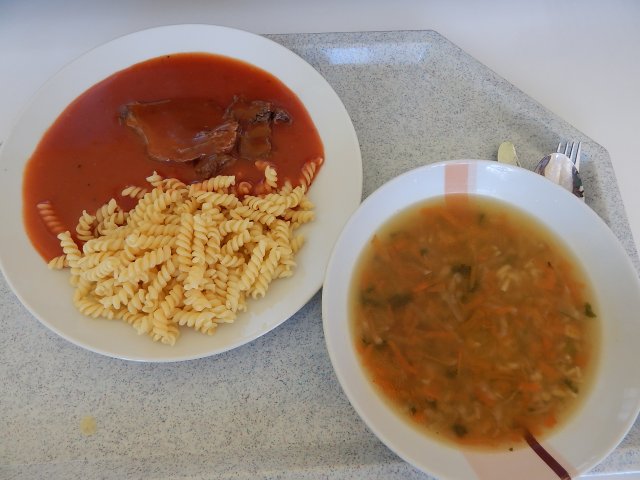 hrstková polévka, hovězí maso, rajská omáčka, těstoviny