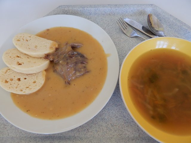 vývar s těstovinou, hovězí maso, svíčková na smetaně, houskový knedlík