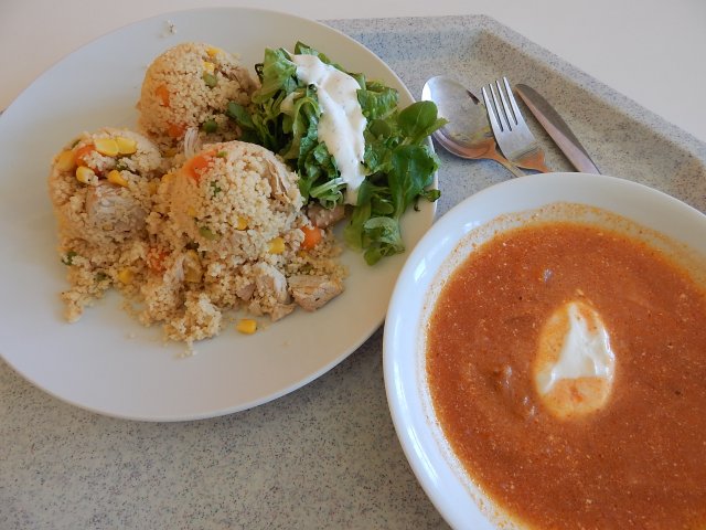 boršč, kuskus s krůtím masem a zeleninou, salát