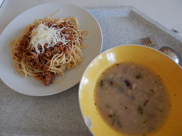 fazolová polévka, milánské špagety se sýrem