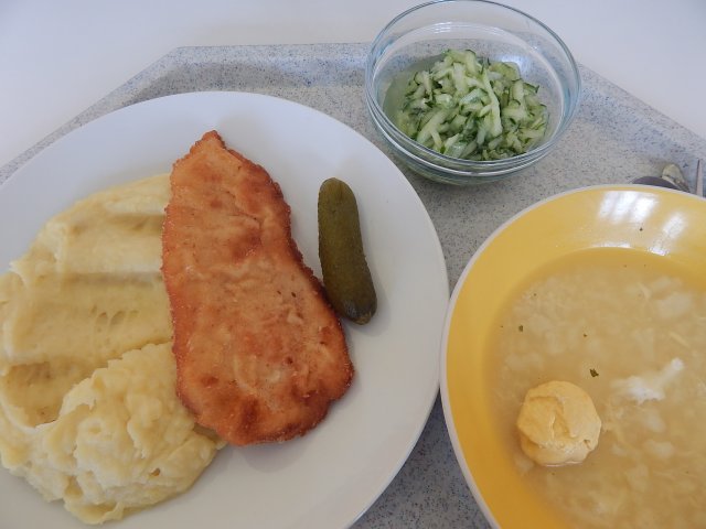 květáková s vejci, kuřecí řízek, bramborová kaše