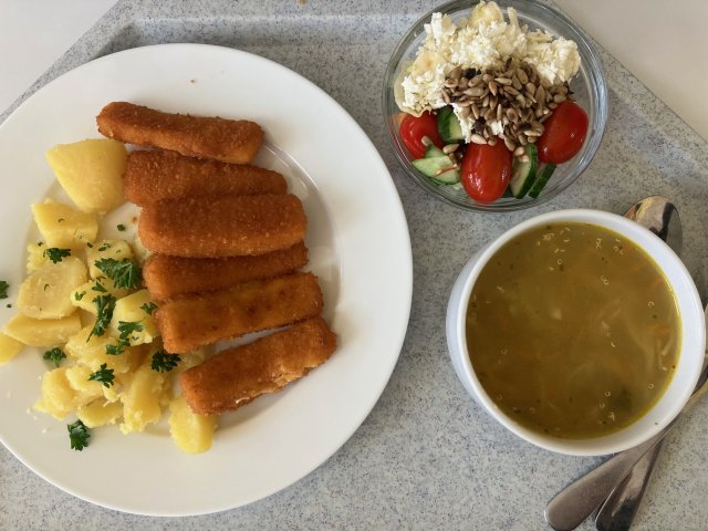 zeleninová s quinoou, rybí prsty s bramborem