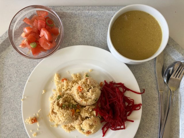 cizrnový krém, kuskus s masem a zeleninou