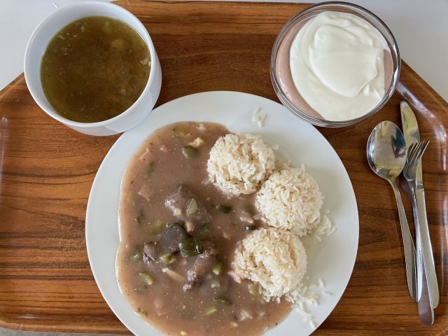 vývar s těstovinami, hovězí rozlítaný ptáček s rýží