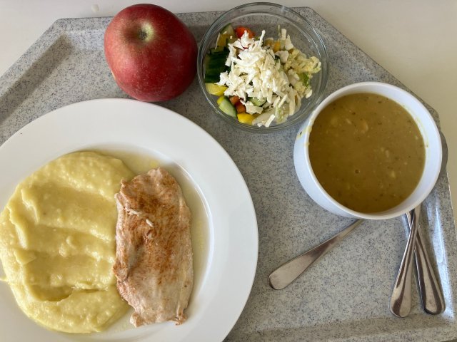 hrachová polévka, kuřecí plátek s bramborovou kaší