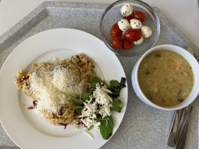 květáková polévka, bulgur s rajčaty a špenátem