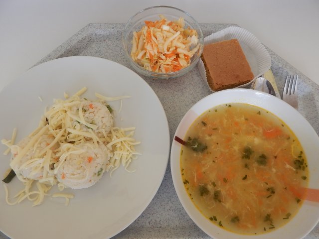 krupicová polévka s vejcem, krémové rizoto s cuketou a hráškem