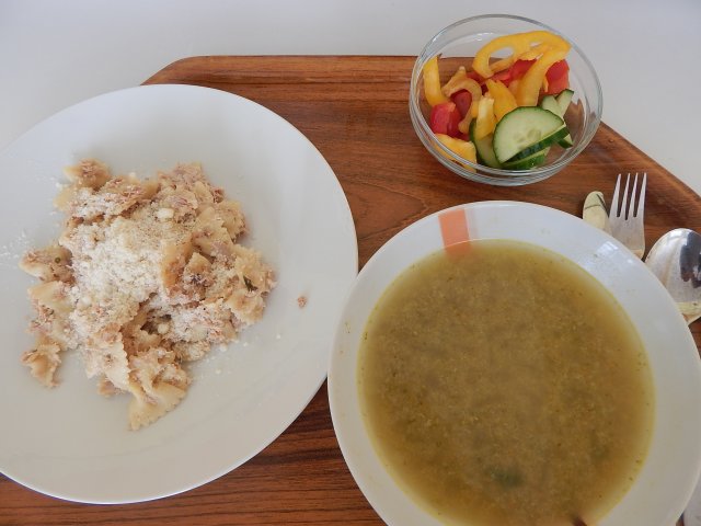 brokolicový krém, těstovinový salát s tuňákem a zeleninou