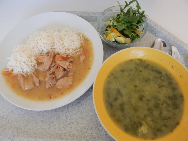 špenátová polévka s vajíčkem, vepřové na divoko, rýže, zeleninový salát