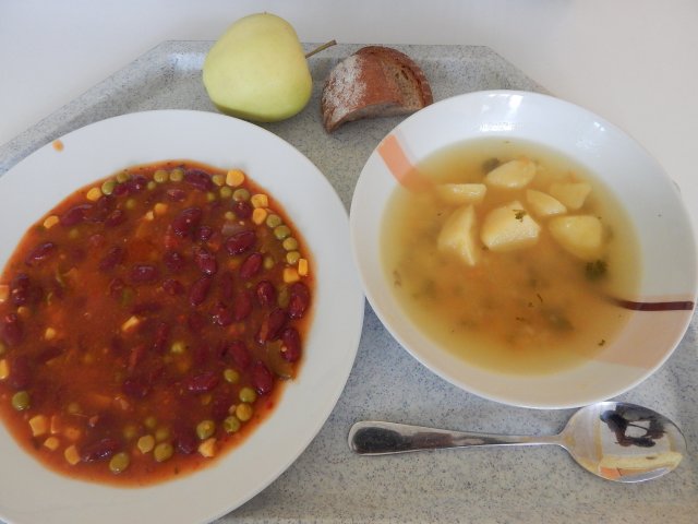 česneková polévka, baskidské fazole, pečivo