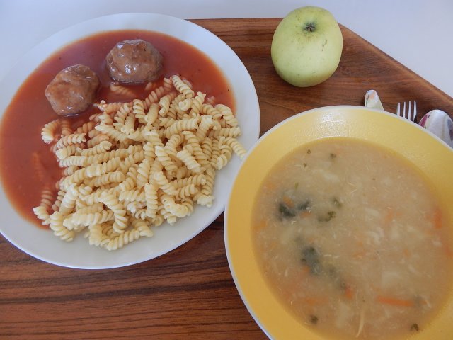 zeleninový vývar s vajíčkem, čufty, rajská omáčka, těstoviny