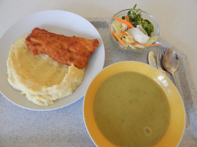 chřestová polévka, kuřecí řízek, bramborová kaše