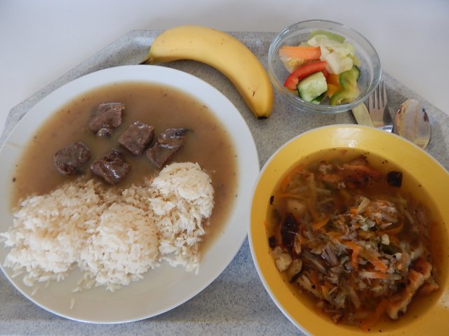 vývar s nudlemi, hovězí pečeně na houbách, rýže