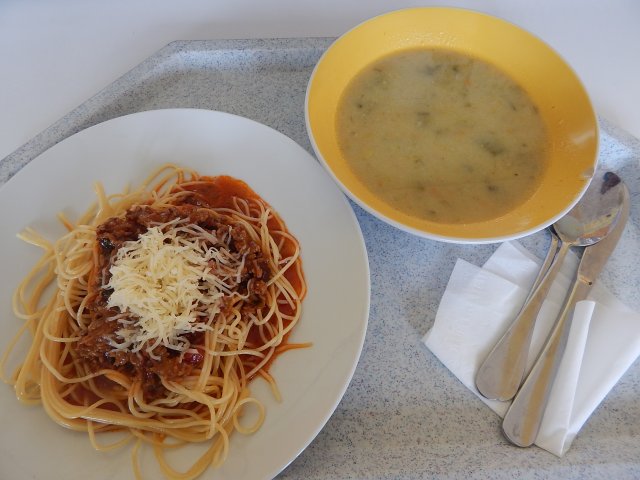 pórková polévka, boloňské špagety se sýrem