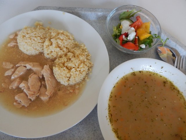 hrstková polévka, krůtí maso v medové marinádě, bulgur, zelenina