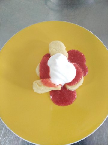 kmínová polévka, jogurtové knedlíky s ovocným přelivem