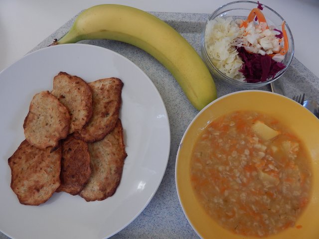 vločková polévka, bramborák se zelím