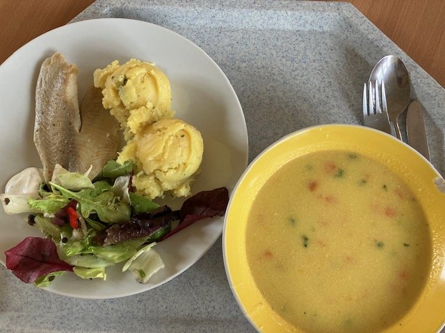 kukuřičná polévka s mrkví, talápie nilská na másle, bramborová kaše