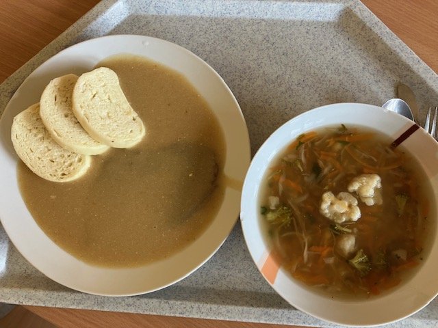 vývar s těstovinami, hovězí maso, svíčková na smetaně, houskový knedlík