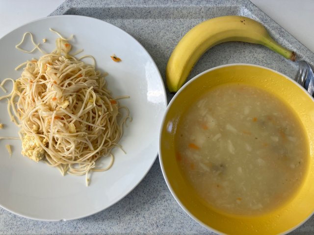 květáková polévka, čínské nudle se zeleninou a vejci