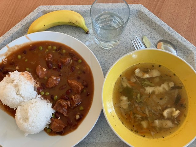 vývar s kapáním, hovězí po mexicku s rýží