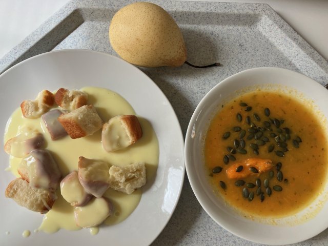 mrkvová polévka, buchtičky s krémem