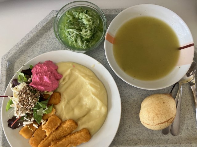 cuketová polévka, rybí prsty s bramborem