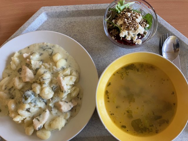 cizrnová polévka, gnocchi se špenátem, smetanou a kuřecím masem