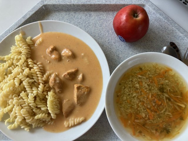 vývar s quinoou, kuře na paprice s těstovinami