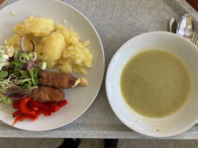 brokolicový krém, čevapčiči s bramborem