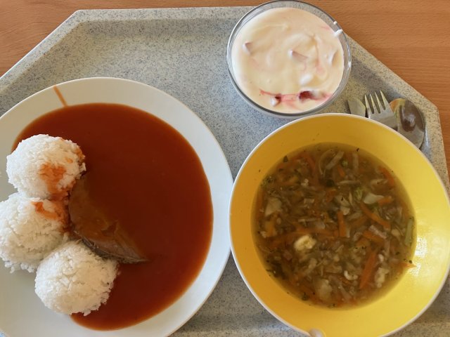 vývar se strouháním, hovězí maso s rajskou omáčkou, rýže