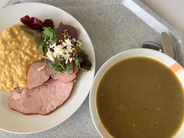 žampionový krém, hrachová kaše s uzeným