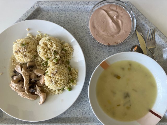 pórková polévka, kuřecí nudličky na žampionech a hráškový bulgur