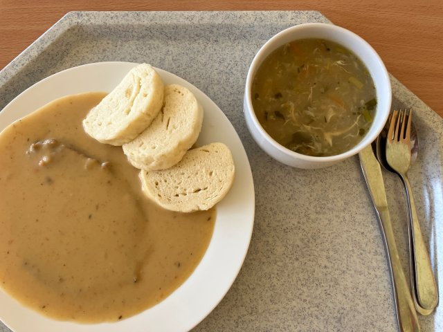 kmínová s vejci, svíčková na smetaně s houskovým knedlíkem