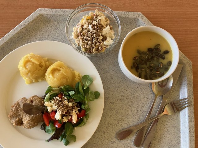 hrachová polévka, karbanátek s okarou a bramborem